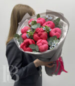 Букет из 9 коралловых пионов