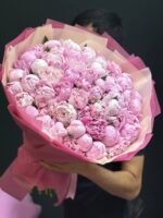 Букет из 51 нежных розовых пион