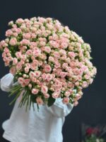 Букет из 51 нежно розовых кустовых роз
