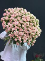 Букет из 51 нежно розовых кустовых роз
