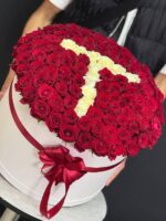 101 Роза с рисунком буквы в коробке