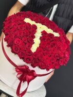 101 Роза с рисунком буквы в коробке