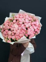Букет из 51 розовых кустовых пионовидных роз