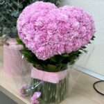 Композиция из 101 гвоздики в форме сердца