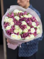 Букет из 25 белых роз с альстромериями