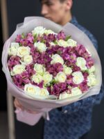 Букет из 25 белых роз с альстромериями