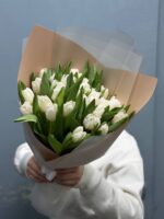49 штук белых тюльпан