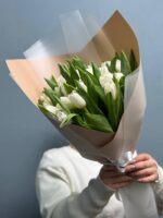 49 штук белых тюльпан