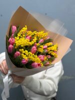 солнечный букет тюльпан и мимозы